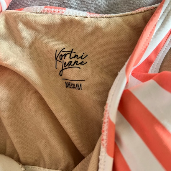 EUC Kortni Jeane med set - Picture 2 of 3